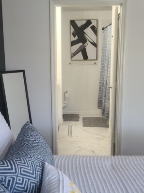 2 chambres, fer et planche à repasser, Wi-Fi, draps fournis