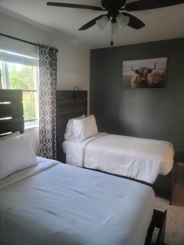 2 chambres, fer et planche à repasser, Wi-Fi, draps fournis