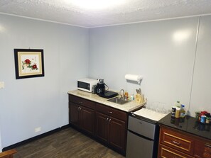 Refrigerador, microondas, cafetera y tetera y tostadora 