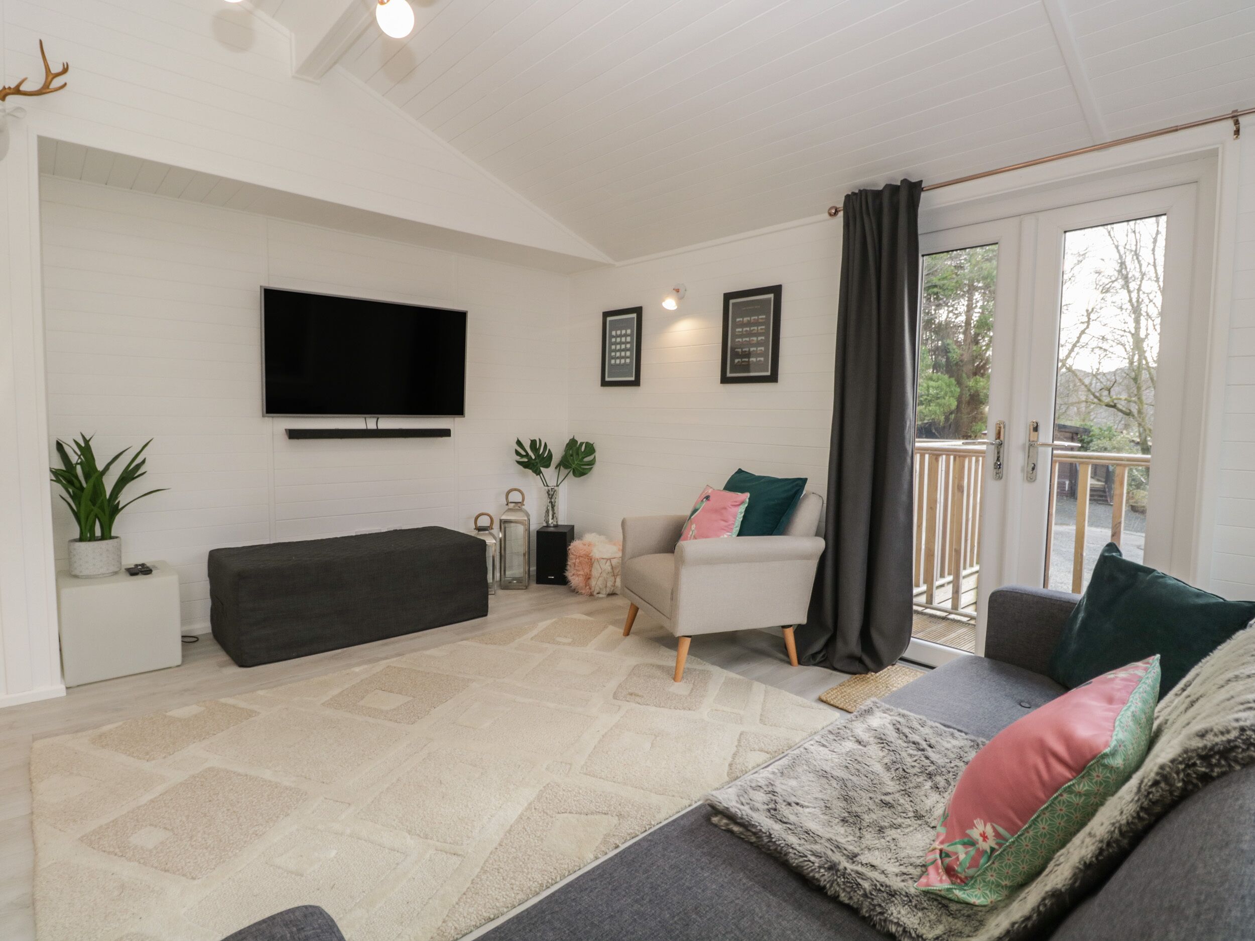 6 SKIPTORY HOWE, pet friendly, with pool in Windermere