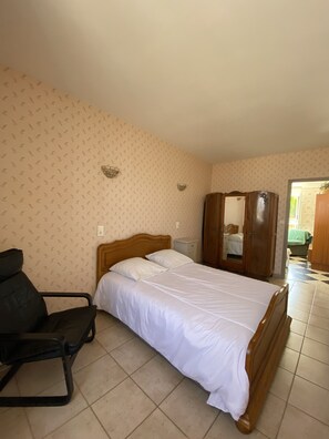 2 slaapkamers, een strijkplank/strijkijzer, reisbedje, gratis wifi