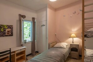 2 habitaciones, tabla de planchar con plancha y cuna de viaje
