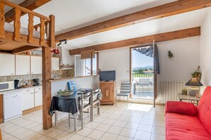 Fernseher, Tischfußball, Tischtennisplatte, Bücher