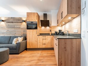 Frigorifero, microonde, piano cottura, lavastoviglie