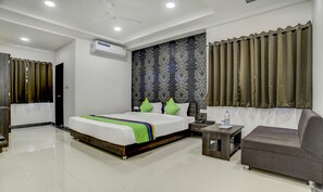 ห้องดีลักซ์ | โต๊ะทำงาน, เตารีด/โต๊ะรีดผ้า