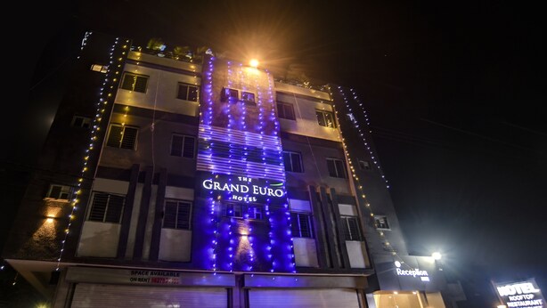 Un hotel con un letrero llamativo que dice "The Grand Euro Hotel".