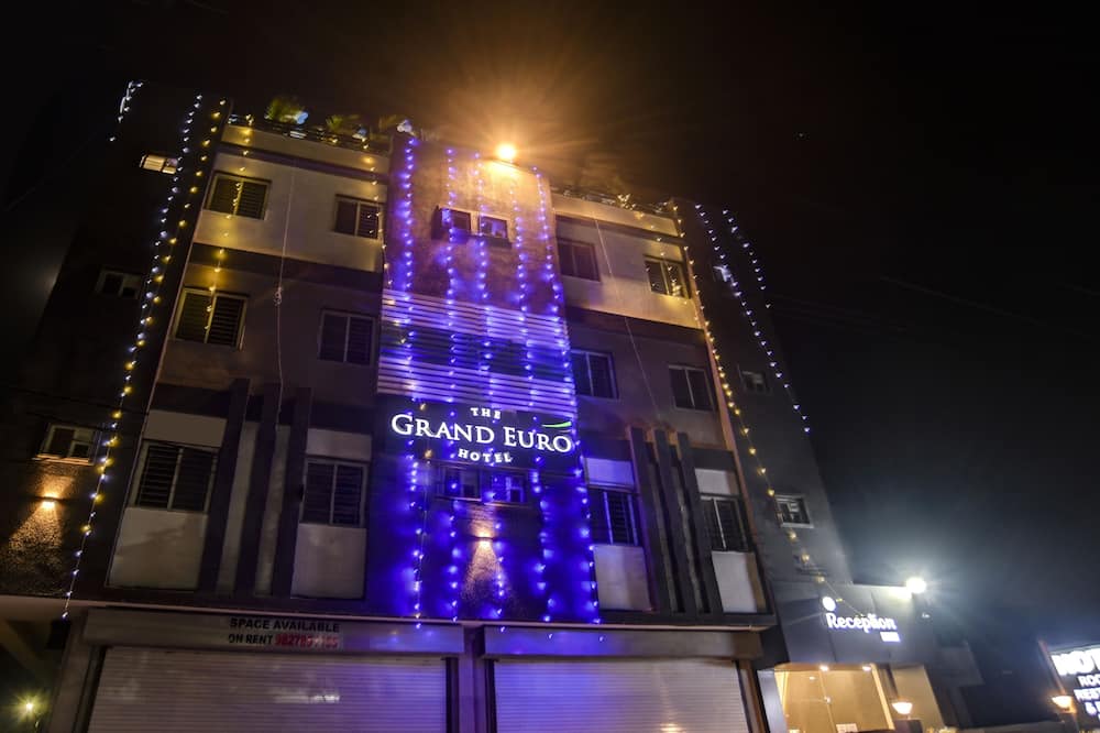 Treebo Grand Euro Pipliyahana Square