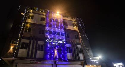 Treebo Grand Euro Pipliyahana Square
