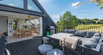 The Hayloft by Bloom Stays - beautiful location with hot tub