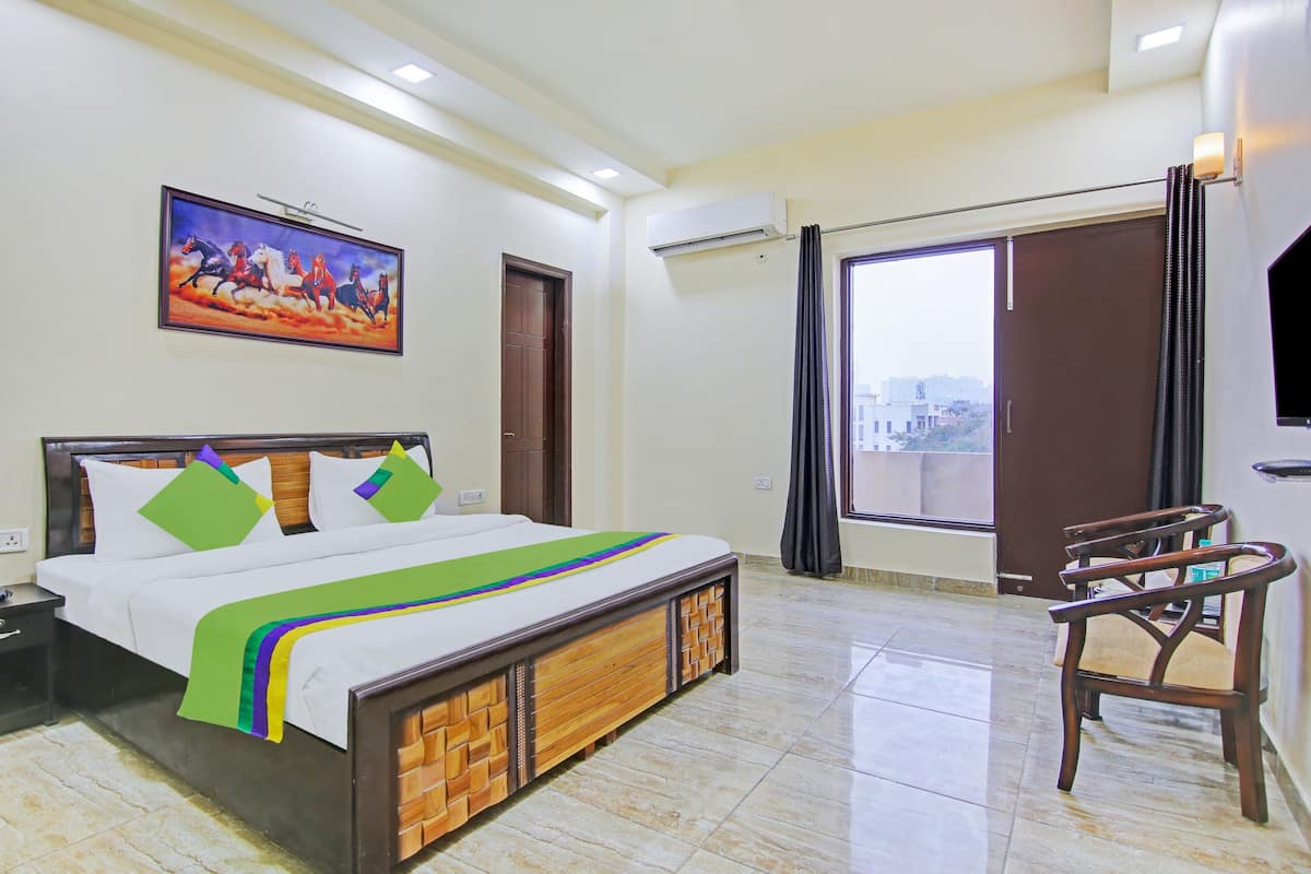 Standard Room | Desk, iron/ironing board