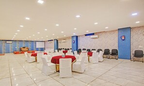 Banquet hall - Treebo Amaya Inn Sector 72 (Noida)