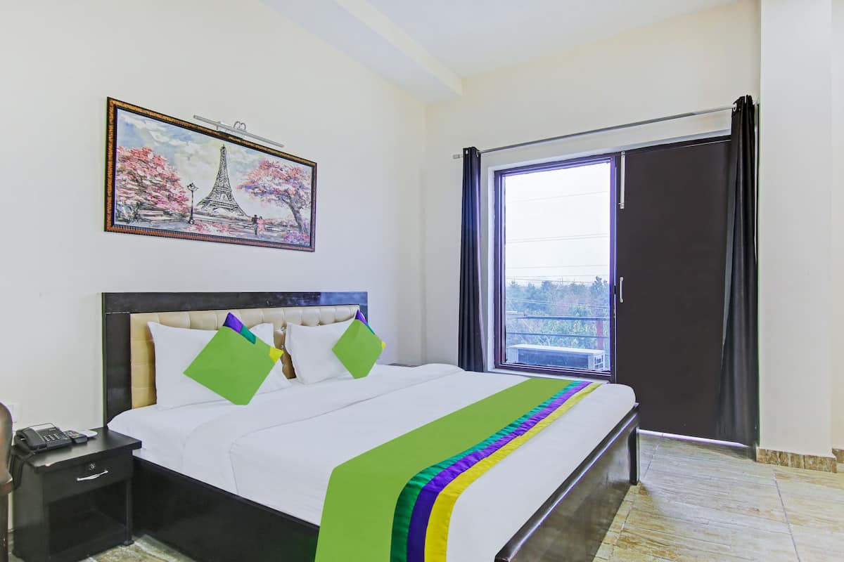 Deluxe Room | Desk, iron/ironing board