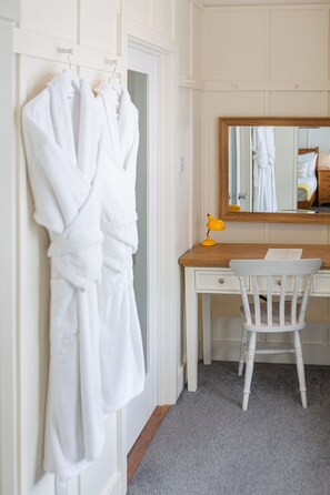 ห้องดีลักซ์ดับเบิล, ห้องน้ำในตัว (Second Floor) | เครื่องนอนป้องกันสารก่อภูมิแพ้, ห้องพักตกแต่งอย่างมีเอกลักษณ์