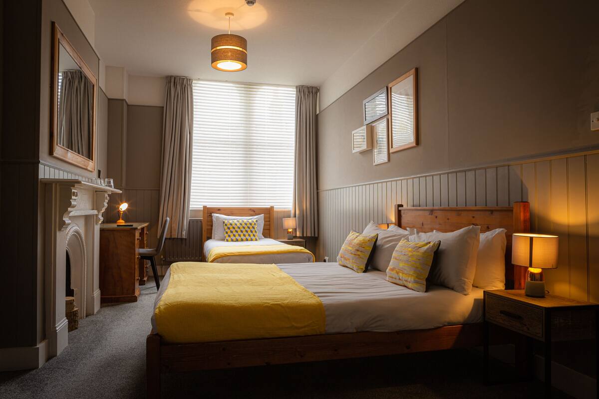 Classic Suite, Ensuite (First Floor) | Hypo-allergenic bedding available, desk, laptop workspace, WiFi (free)