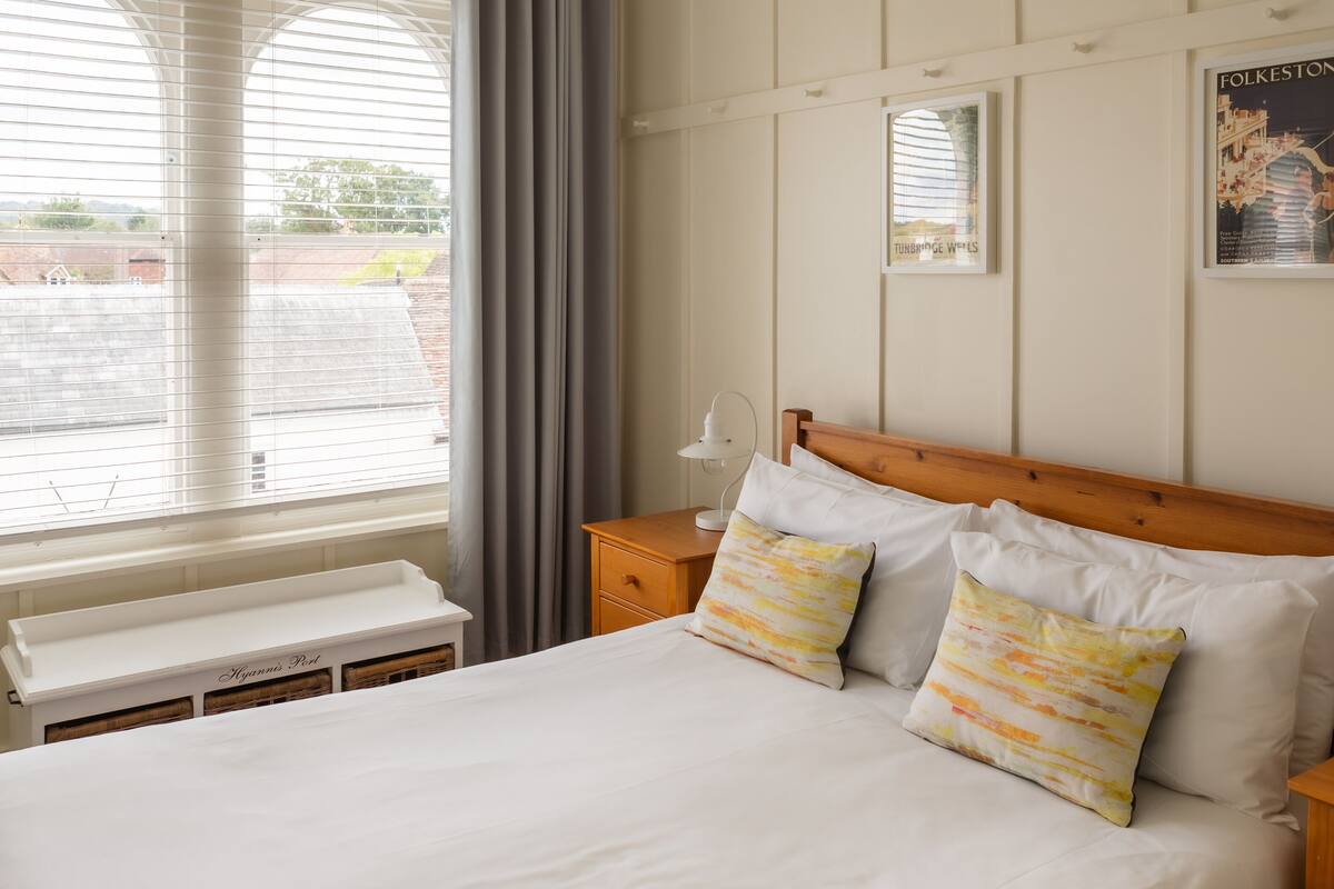 Deluxe Double Room, Ensuite (Second Floor) | Hypo-allergenic bedding available, desk, laptop workspace, WiFi (free)