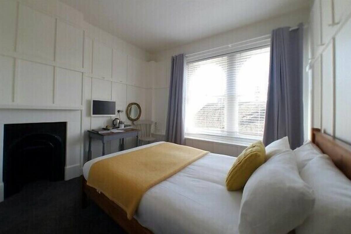 Classic Double Room, Ensuite (Second Floor) | Hypo-allergenic bedding available, desk, laptop workspace, WiFi (free)
