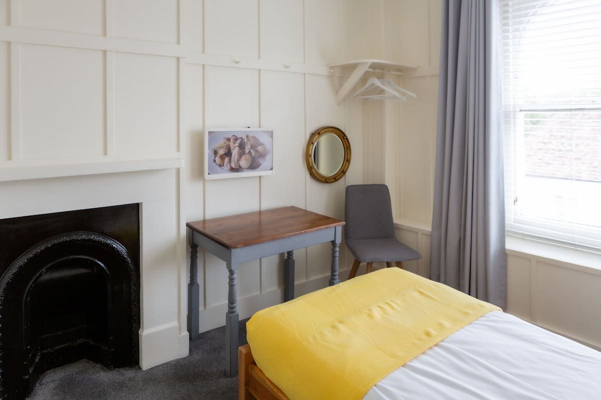 Klassieke tweepersoonskamer, en-suite badkamer (First Floor) | Hypoallergeen beddengoed, individueel gedecoreerd