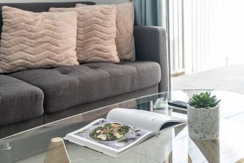 Blue Haven Retreat - Beverly Hills 208