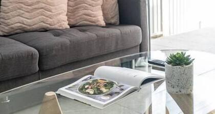 Blue Haven Retreat - Beverly Hills 208