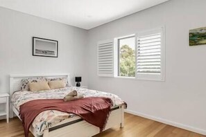 4 chambres, bureau, chambres insonorisées, fer et planche à repasser
