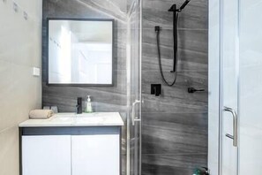 Bathtub, free toiletries, hair dryer, towels