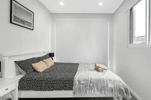 4 Schlafzimmer, Schreibtisch, schallisolierte Zimmer