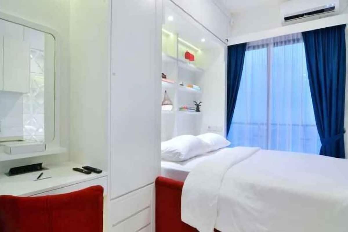 Down duvets, free minibar, desk, laptop workspace