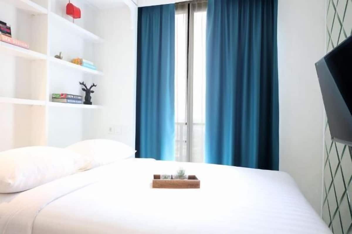 1 bedroom, down duvets, free minibar, desk