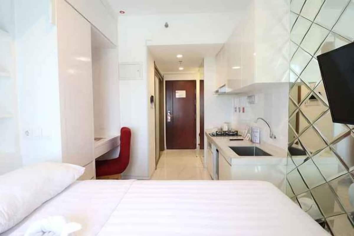 Down duvets, free minibar, desk, laptop workspace