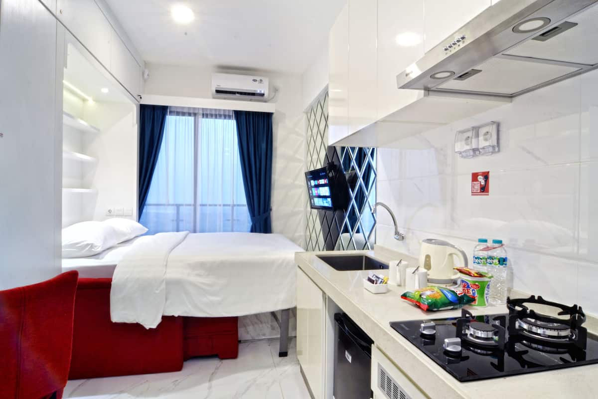 Edredón, artículos del minibar gratis y escritorio