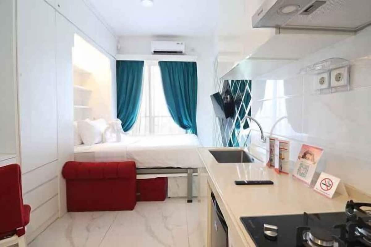 1 bedroom, down duvets, free minibar, desk