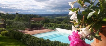 Really nice villa 8, not far from the village. Pool, marvellous garden.