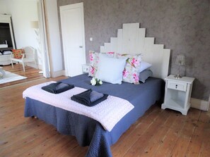 5 slaapkamers, een strijkplank/strijkijzer, gratis wifi, beddengoed