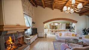 TV, fireplace, stereo