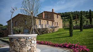 A stone house with a stone staircase, a garden with pink flowers, and a metal sculpture. - Splendid Villa with big mediterranean garden. Pool, heated jacuzzi, fishing pond (Trevinano)