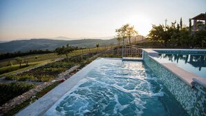 A swimming pool with a view of a vineyard and distant mountains. - Splendid Villa with big mediterranean garden. Pool, heated jacuzzi, fishing pond (Trevinano)