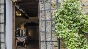 Exterior detail - Beautiful villa in the heart of Mugello. Pool, jacuzzi, sauna. (Borgo San Lorenzo)