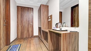 A hallway with wooden doors and a counter with kettles and cups. - Itsy Hotels Unique (Amritsar)