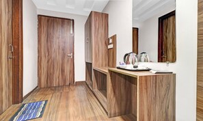 Deluxe Room | Iron/ironing board, rollaway beds, bed sheets - Itsy Hotels Unique (Amritsar)