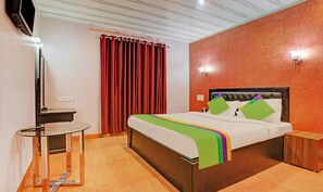 Habitación doble Premium | Escritorio y tabla de planchar con plancha 