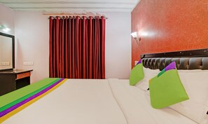 Habitación doble Premium | Escritorio y tabla de planchar con plancha 