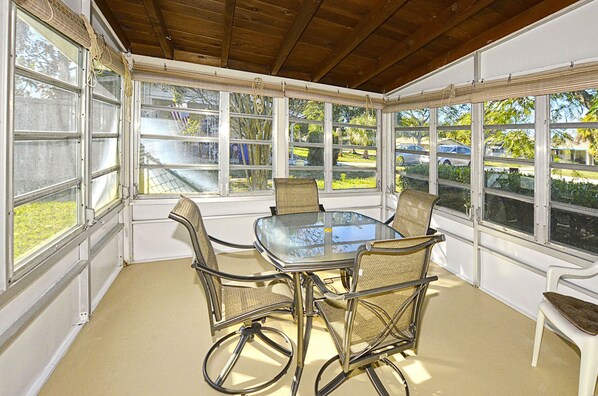 Dining - Cute Jensen Beach Cottage (Jensen Beach)