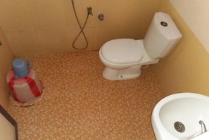 Shower, rainfall showerhead, free toiletries, bathrobes