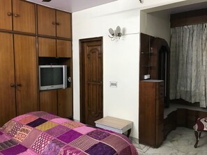 3 bedrooms, desk, iron/ironing board, free WiFi - Jinis Cottage - Spacious 2 Bedroom Apartment in Central Delhi (New Delhi)