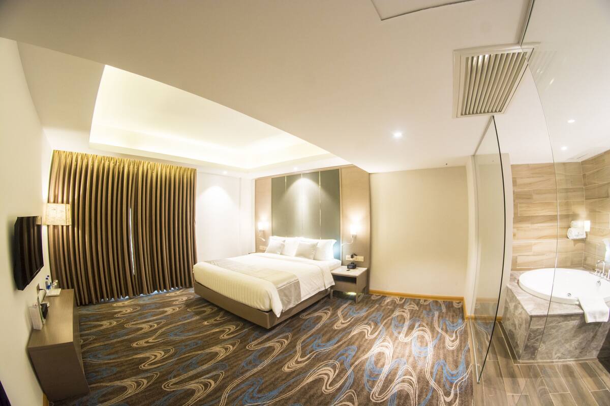 Premium bedding, down duvets, minibar, in-room safe