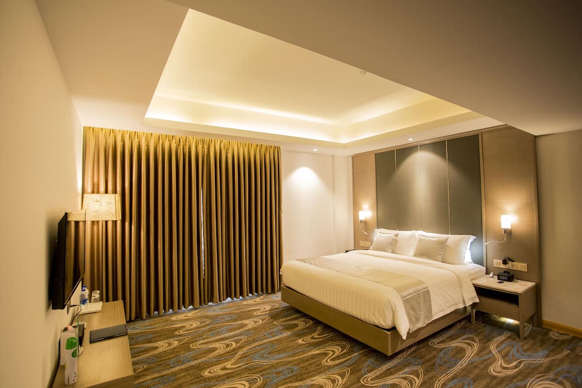 Honeymoon Suite, 1 King Bed, Accessible, City View | Premium bedding, down comforters, minibar, in-room safe