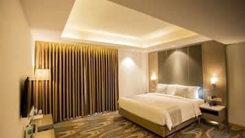 Honeymoon Suite, 1 King Bed, Accessible, City View | Premium bedding, down duvets, minibar, in-room safe