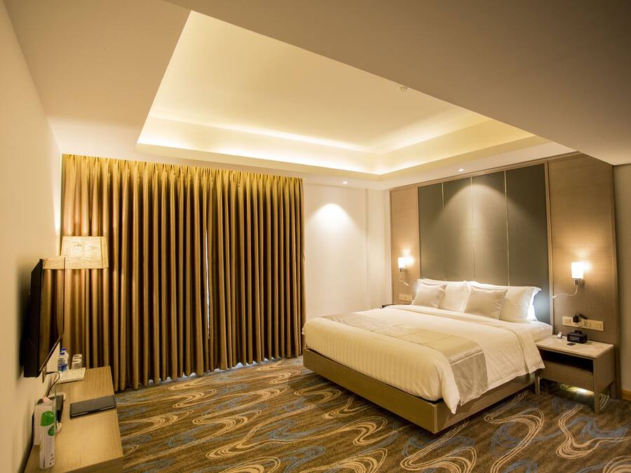 Honeymoon Suite, 1 King Bed, Accessible, City View | Premium bedding, down duvets, minibar, in-room safe