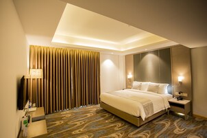 Suite de luna de miel, 1 cama de matrimonio grande, accesible para personas con discapacidad | Ropa de cama de alta calidad, edredones de plumas, minibar y caja fuerte