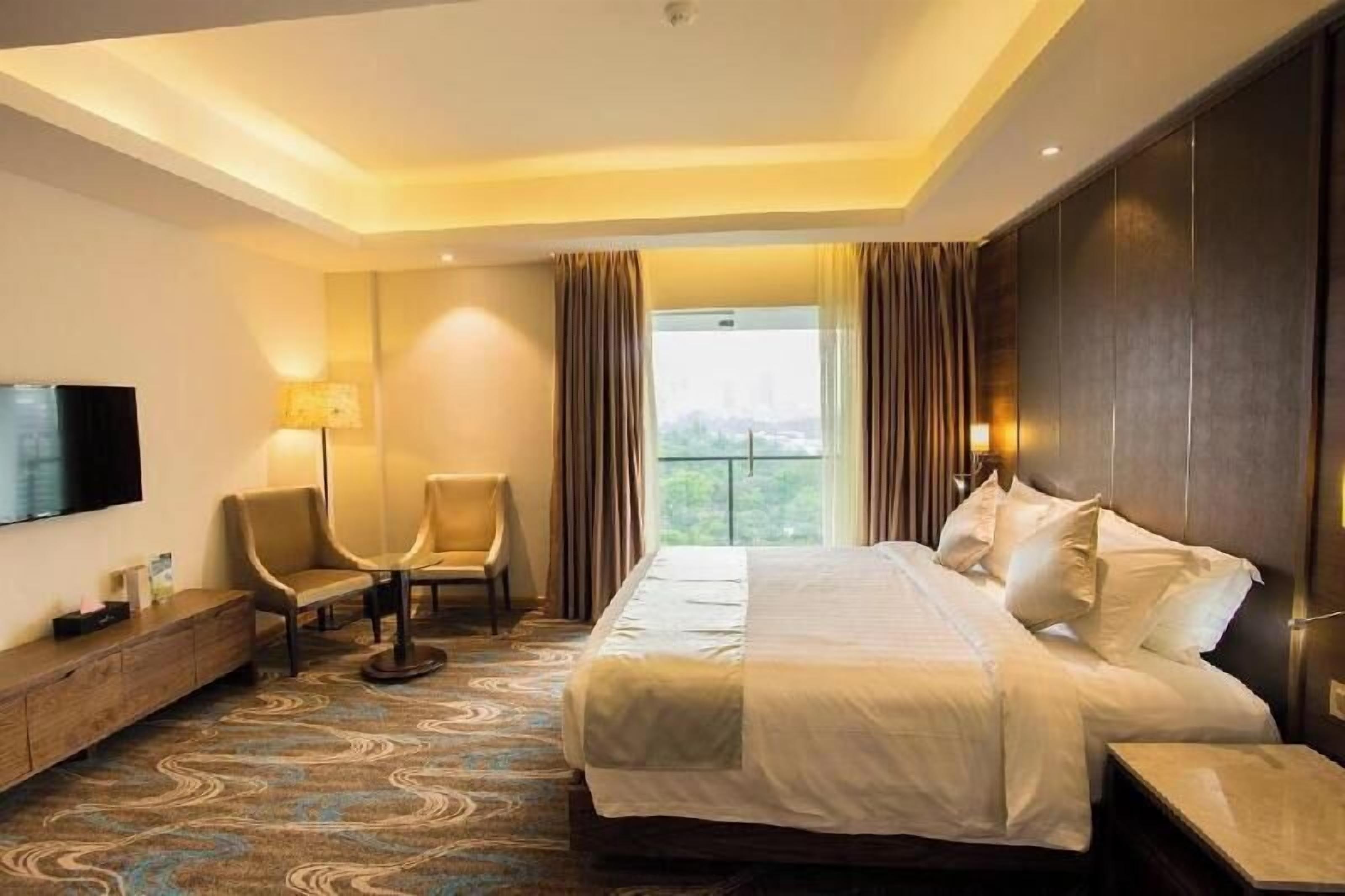 Premium bedding, down duvets, minibar, in-room safe